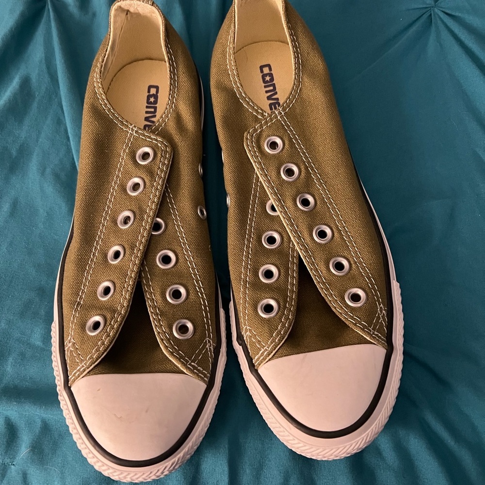 Converse mens size 7 woman’s 9 new without tags color is greenish tan.
